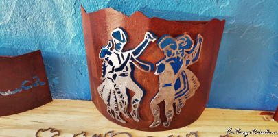 applique sardane relief rouille forge catalane