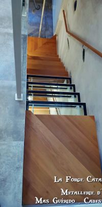 escalier double limon cremaillere marches bois et marches en verres main courante bois forge catalane