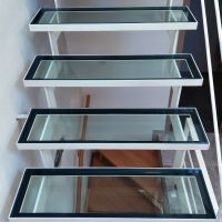 escalier double limon cremaillere marches bois et verres main courante bois forge  catalane