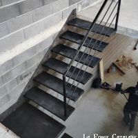 Escalier marches suspendues caissonees remplissage laine de roche forge catalane 2