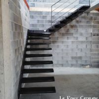 Escalier marches suspendues caissonees remplissage laine de roche forge catalane 3