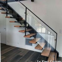 escalier marche en bois rampant ossature tube carre remplissage verre feuillete forge catalane