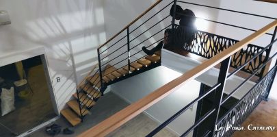 escalier marches et mains courante en bois rampant avec decoupe laser  forge catalane