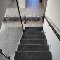 escalier tole pliee avec contremarches rampant sous plafond en verre forge catalane