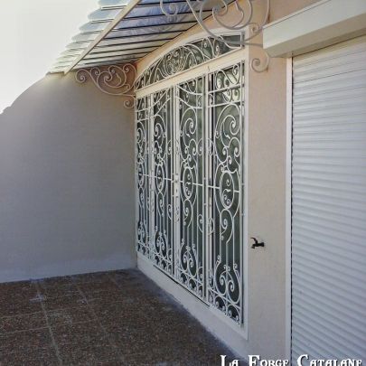 grille de protection articulee double vantaux thermolaquage blanc ouvrage forge catalane