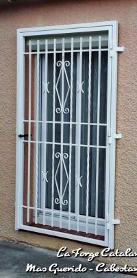 grille protection articulee barreaudage volutes 3 fer Forge Catalane Cabestany