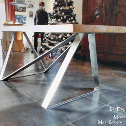 table plateau bois pietement table fer plats entrecroises moderne destructure forge catalane