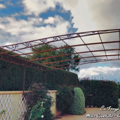 pergolas volutes fer forge catalane