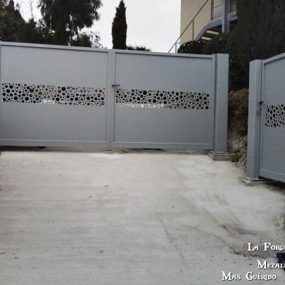 portail et portillon tole avec decoupe laser  thermolaquage gris forge catalane