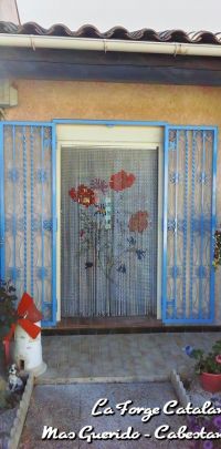 grille articulee 2 vantaux barreaudage vertical torsade et volutes 2 fer Forge Catalane Cabestany