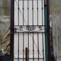 grille articulee barreaudage vertical bagues et frise volutes fer Forge Catalane Cabestany