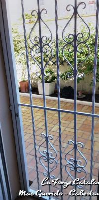 grille articulee barreaudage vertical torsade et volutes fer Forge Catalane Cabestany