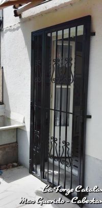 grille articulee barreaudage vertical volutes forge 2 fer Forge Catalane Cabestany