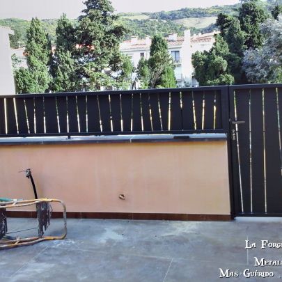 portillon et cloture decoupe laser finition thermolaquage effet planches bois forge catalane