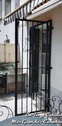 grille articulee barreaudage vertical volutes forge fer Forge Catalane Cabestany