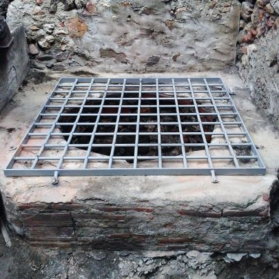 grille en couverture puit forge catalane
