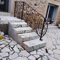 rampant avec motif grande volutes poteaux ouvrage forge catalane